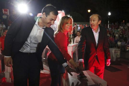 La candidata del PSOE, Elena Valenciano, junto al líder del PSOE, Alfredo Pérez Rubalcaba, y el secretario general del PSM, Tomás Gómez, en un acto en el barrio de Villaverde (Madrid).