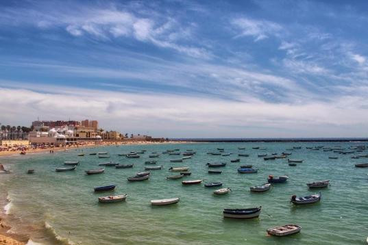 Desde su fundación por los tirios en el siglo XI a.C., Cádiz ha sido un importante enclave comercial, por su estratégica situación. A caballo entre el Atlántico y el Mediterráneo, la ciudad andaluza ha vivido gracias al mar y al comercio. ...