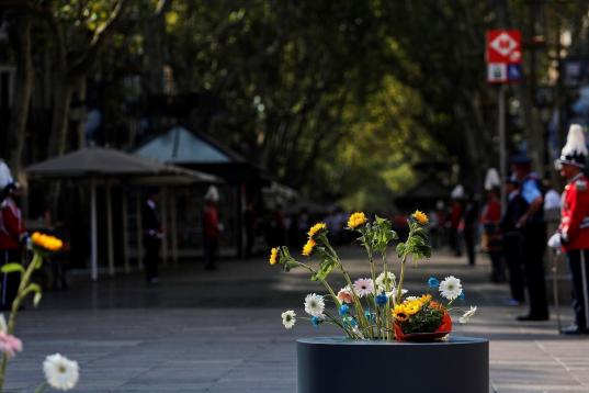 Detalle de las flores dejadas por los familiares de las víctimas mortales del atentado del 17 de agosto del año pasado en Barcelona y Cambrils.