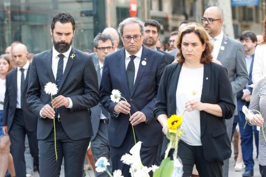 El presidente del parlamento catalán, Roger Torrent (izq), el presidente catalán, Quim Torra (centro), y la alcaldesa de Barcelona, Ada Colau, este viernes.