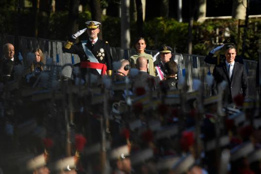 Los reyes y el presidente Sánchez, durante el desfile del Día de la Fiesta Nacional, en Madrid. 
