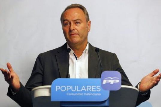 El candidato del PP a la presidencia de la Generalitat, Alberto Fabra, durante su comparecencia ante los medios de comunicación tras conocer los resultados electorales. 