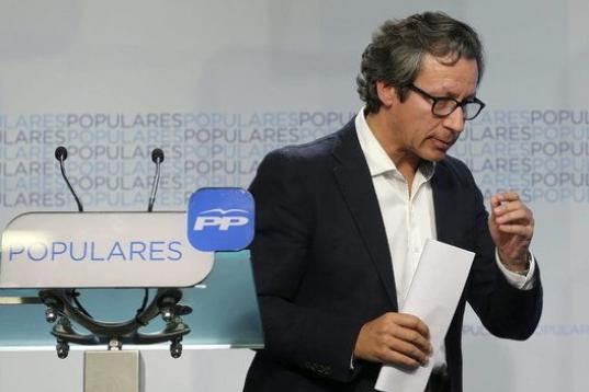 El vicesecretario de Organización y director de campaña de los populares, Carlos Floriano, tras comparecer ante la prensa para valorar los resultados electorales, esta noche en la sede del PP, en Madrid. 