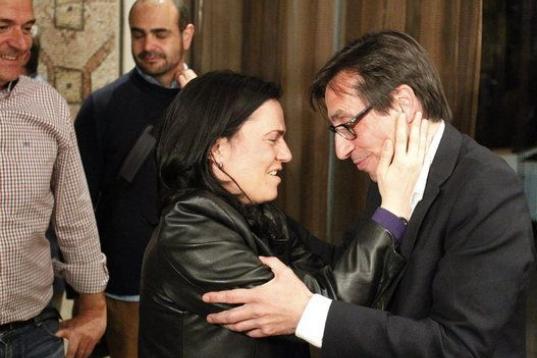 Ramón Marcos (d), candidato de UPyD a la presidencia de la Comunidad de Madrid es consolado por una simpatizantes tras saber que no ha conseguido escaño. 