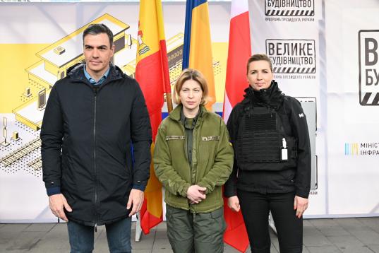 Pedro Sánchez, a su llegada a Kiev; junto a la primera ministra danesa, Mette Frederiksen, y la viceprimera ministra ucraniana,  Iryna Vereshchuk.