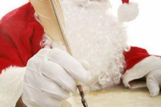 Si alguna vez has deseado que Papá Noel responda a tu carta en Navidad, ésta es tu oportunidad. En la Villa de Santa Claus, situada a las afueras de Rovaniemi (Finlandia), hay un servicio postal que centraliza toda la comunicación dirigida al...