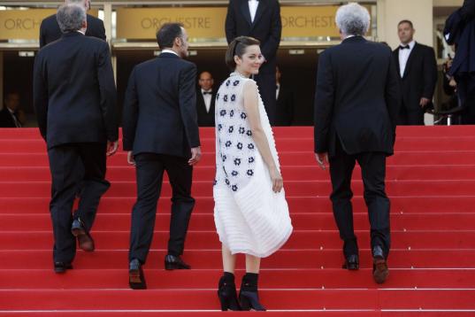 La actriz francesa Marion Cotillard presentó el martes 20 de mayo la película Deux Jours, Une Nuit con un original diseño de Christian Dior Couture.
