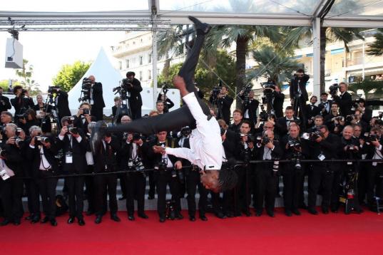 Un bailarín realiza una acrobacia en la presentación de Geronimo en Cannes.