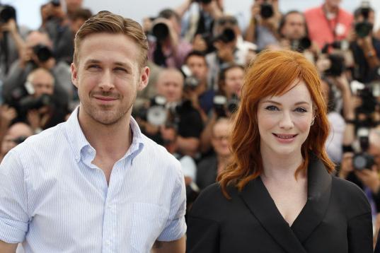 El actor Ryan Gosling y la actriz de Mad Men Christina Hendricks han llegado este martes a Cannes para presentar la primera película de éste como director. Lost Rivers, su debut tras las cámaras, cuenta también con Eva Mendes y Saoirse Ronan. 