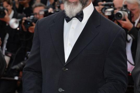 El protagonista de El patriota llegó a la 67 edición del Festival de Cine de Cannes con una poblada y larga barba blanca.