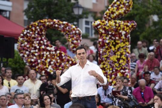 Pedro Sánchez hizo suya la camisa blanca en periodo electoral