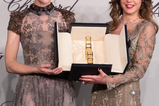 Blanchett le entregó a Exarchopoulos el Trofeo Chopard. Ambas vestían de Valentino. 