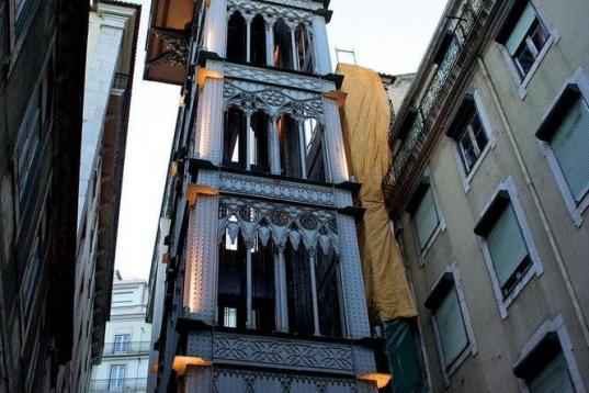 Lisboa no sólo se asemeja a San Francisco por su puente, sus cuestas y sus tranvías… También tiene algo del estilo parisino en este ascensor, obra de un discípulo del arquitecto francés Gustave Eiffel. Este ascensor, que en 1902 funcionab...