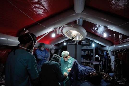 En 2012, MSF gestionaba seis hospitales, cuatro centros de salud y varios proyectos de clínicas móviles en Siria. También proporcionaba suministros médicos y de emergencia a hospitales y clínicas en ambos lados del conflicto. Además de las...