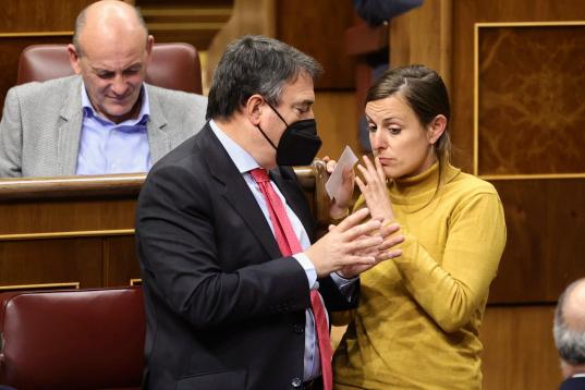 MADRID, SPAIN - APRIL 28: The spokesman of the PNV in the Congress of Deputies, Aitor Esteban, and the spokeswoman of the CUP in Congress, Mireia Vehi, in a plenary session, in the Congress of Deputies, on 28 April, 2022 in Madrid, Spain. The pl...