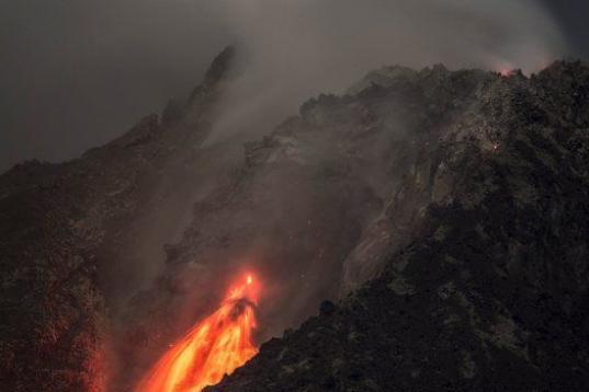 El cráter del Monte Sinabung expulsa lava en la isla de Sumatra, Indonesia. 