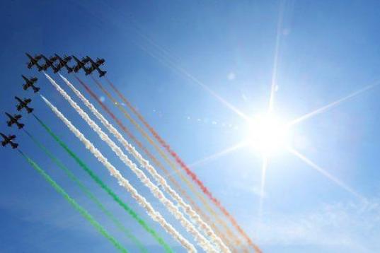 La brigada aérea italiana Frecce Tricolori actúa sobre Roma durante la cabalgata militar del Día de la República. 