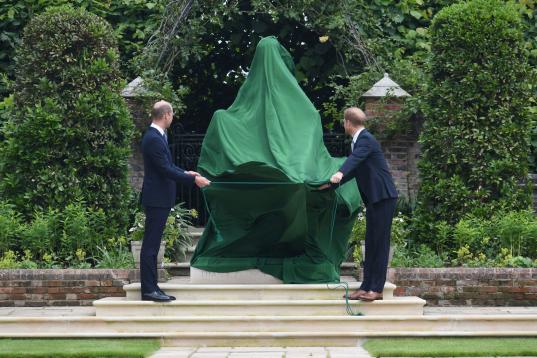 Los duques de Cambridge y de Sussex, desvelando la estatua de su madre