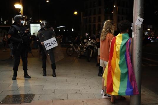 Banderas arcoíris y mucha policía, protagonistas de la tarde-noche en Madrid
