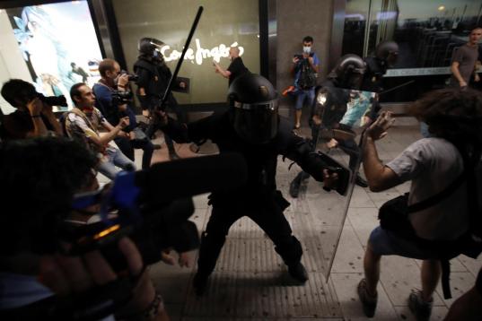 Cargas policiales y protestas en Madrid
