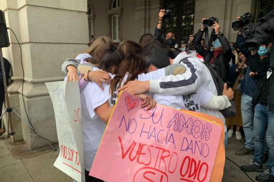 Amigos y familia de Samuel se abrazan desolados en A Coruña