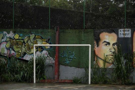 Pinturas tras la portería en la barriada de Tavares Bastos, en Río de Janeiro. 
