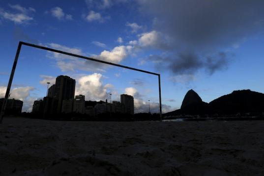 Una portería en la playa de Sao Conrado, en Río de Janeiro.