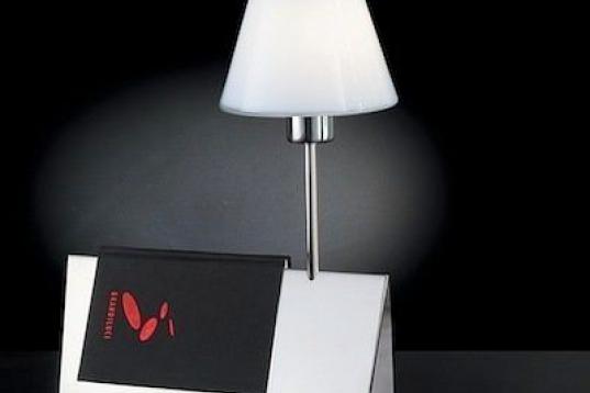 Atención, atención. Esta es la mejor lámpara para mesillas de noche jamás inventada. No solo puedes usar la base como marcapáginas cuando estás listo para dormir, sino que al apoyar el libro la luz ¡se apaga! Qué eficiencia... 
(Vía All...