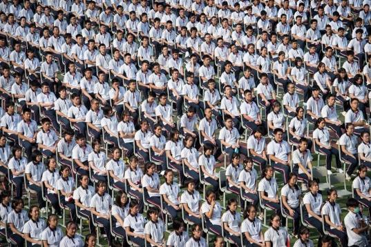 Estudiantes de la escuela secundaria de Wuhan asisten a la ceremonia del nuevo semestre de otoño en Wuhan, provincia de Hubei, China, el 1 de septiembre de 2020.