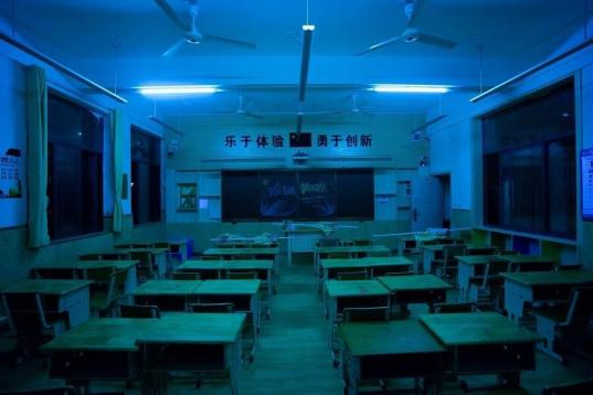 El colegio ha instalado luz ultravioleta en todas sus aulas para desinfectar el interior todas las noches, un método menos costoso que el uso de desinfectantes