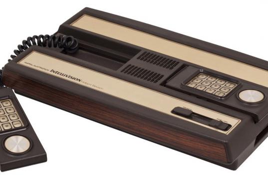 ¿Te acuerdas de esta maravilla? Mattel lanzó esta consola de videojuegos en 1979, y aunque a principios de los ochentas siguió existiendo, Atari se lo comió en el mercado.