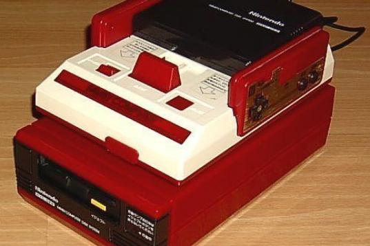 El Family Computer Disk System de Nintendo llegó al mercado en 1986. La consola usaba disquetes para el almacenamiento de datos, en vez de cartuchos. Este aparato funcionaba con un adaptador de corriente o con baterías, aunque no fue diseñado...