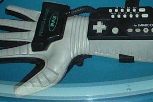 Este espectacular guante para NES permitía controlar lo que ocurría con el juego a través del movimiento de los dedos. Desarrollado por Mattel y lanzado al mercado en 1990, el aditamento fue un fiasco. ¿La razón? El movimiento de los dedos ...