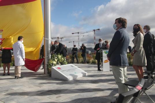 Madrid iza una bandera gigante en honor de las víctimas del Covid