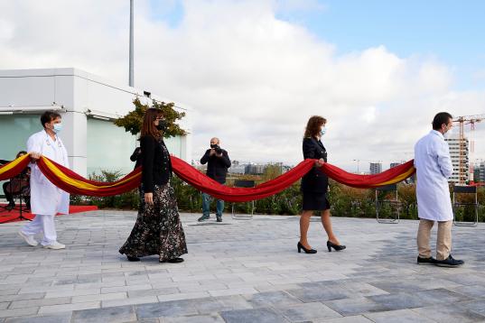 Madrid iza una bandera gigante en honor de las víctimas del Covid