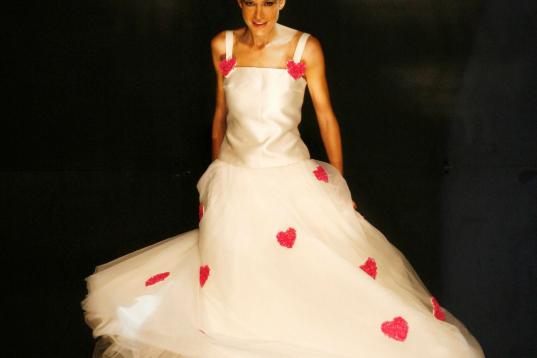 Un vestido de novia en la feria "Las mil y una boda" en Madrid, en octubre de 2007.