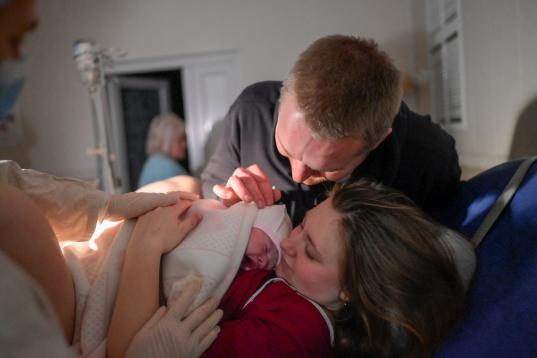 Aleina y su marido, con su niña recién nacida.