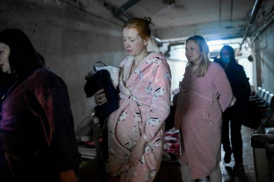 Un grupo de mujeres embarazadas son trasladadas al sótano del hospital. 