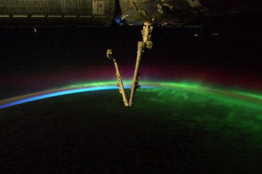 Esta foto de una "aurora arcoíris" fue tomada por el astronauta de la ISS, Alexander Gerst.