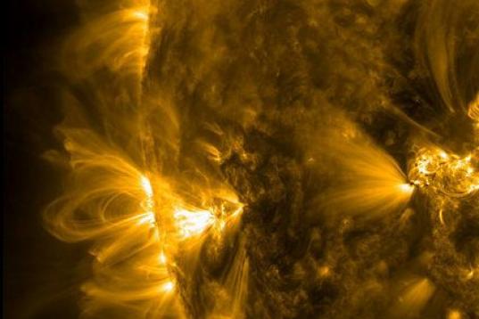 Esta imagen tomada por el Solar Dynamics Observatory de la NASA muestra una imagen de bucles coronales. Los bucles coronales se encuentran alrededor de las manchas solares y en las regiones activas.
