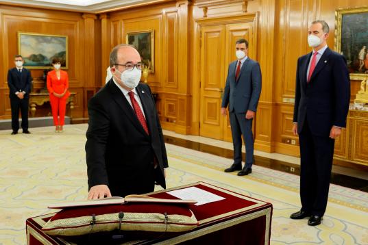 MADRID, 12/07/2021.- El nuevo ministro de Cultura y Deporte, Miquel Iceta, promete su cargo ante el Rey Felipe VI en un acto celebrado este lunes en el Palacio de La Zarzuela, en Madrid. EFE/Ballesteros POOL
