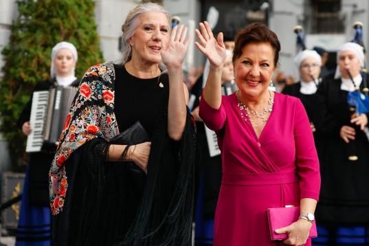 María Pages y Carmen Linares, a su llegada