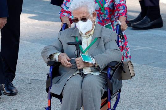 MADRID, 15/07/2021.-La primera anciana vacunada de España Araceli Hidalgo, durante el acto de homenaje de estado a las víctimas de la pandemia de la covid-19 y de reconocimiento al personal sanitario, este jueves en la Plaza la Armería del Pa...
