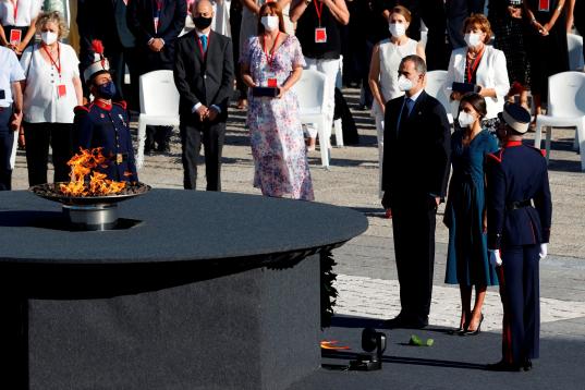 MADRID, 15/07/2021.-El rey Felipe VI y la reina Letizia, durante el acto de homenaje de estado a las víctimas de la pandemia de la covid-19 y de reconocimiento al personal sanitario, este jueves en la Plaza la Armería del Palacio Real en Madri...