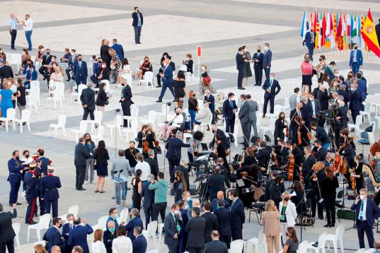 Asistentes al acto de homenaje de estado a las víctimas de la pandemia de la covid-19 y de reconocimiento al personal sanitario, este jueves en la Plaza la Armería del Palacio Real, en Madrid. 