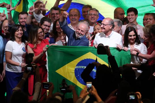 El expresidente brasileño Luiz Inácio Lula da Silva pronuncia un discurso tras su triunfo en la segunda vuelta de las elecciones, en Sao Paulo (Brasil).