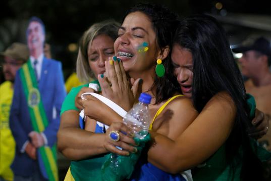 Tres mujeres se abrazan tras conocer la derrota de Jair Bolsonaro, en Río de Janeiro.