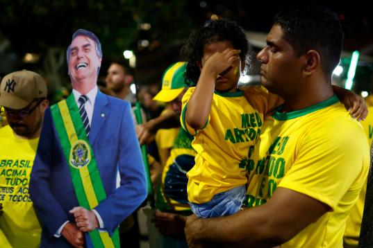 Partidarios del Partido Liberal del ultraderechista Jair Bolsonaro, visiblemente tristes por ajustada derrota del actual presidente.