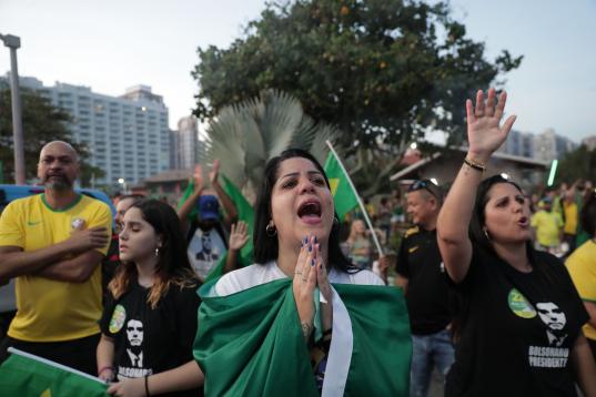 Simpatizantes del presidente de Brasil y candidato a la reelección, Jair Bolsonaro, se reúnen en una calle de Río de Janeiro mientras esperan la publicación de los resultados.