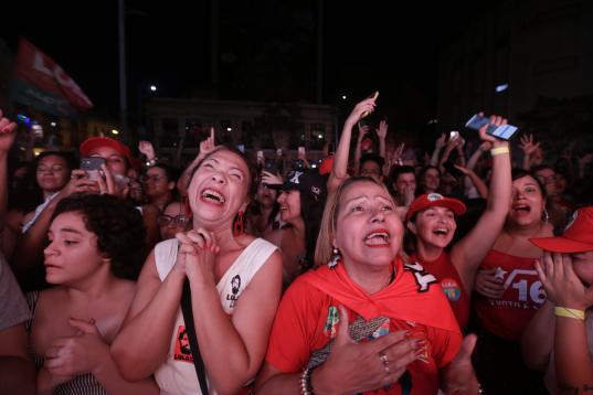 Un grupo de simpatizantes de Lula, tras conocer el resultado que le volverá a colocar a las riendas de Brasil.